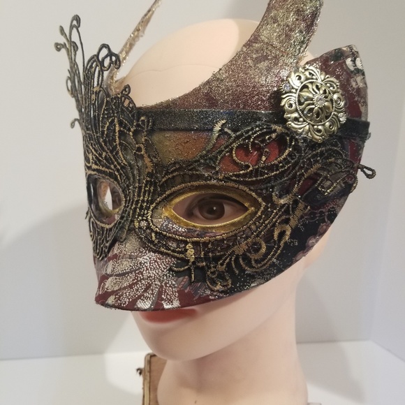 908 Mardi Gras mask - Picture 1 of 2